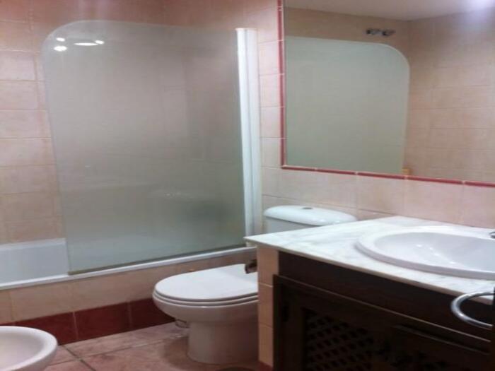 image Amplio apartamento de 2 dorm + 2 wc en Jardines de Zahara 3