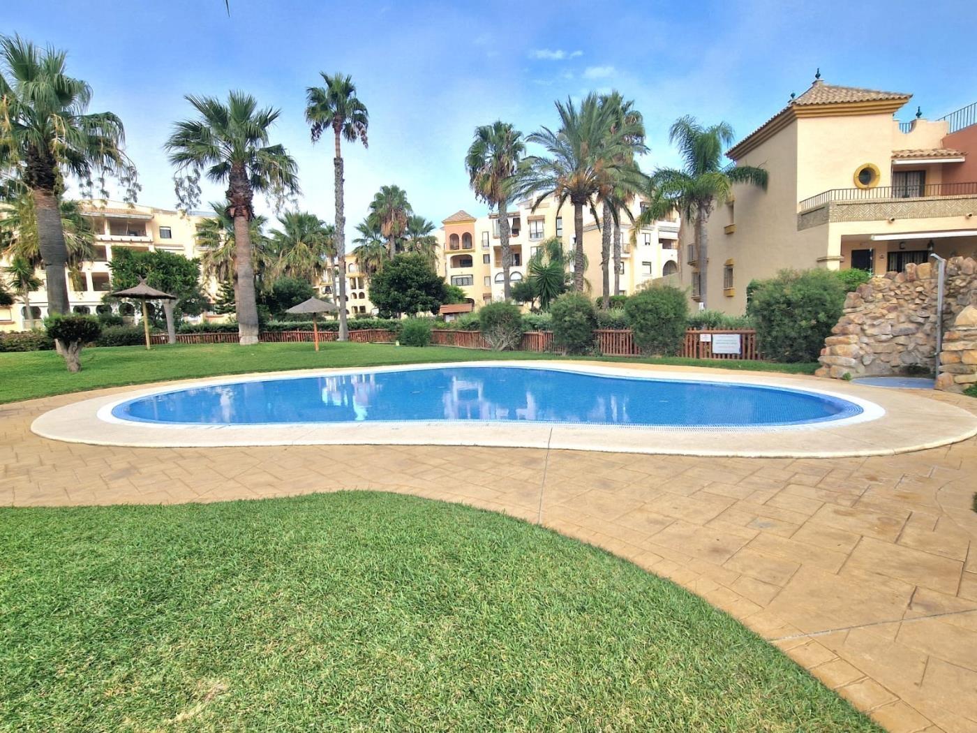 image Adosado frontal al mar de 4 dorm. Urb.Jardines de Zahara 9