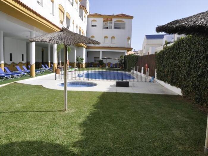 image Apartamento en el pueblo con piscina y garaje 12