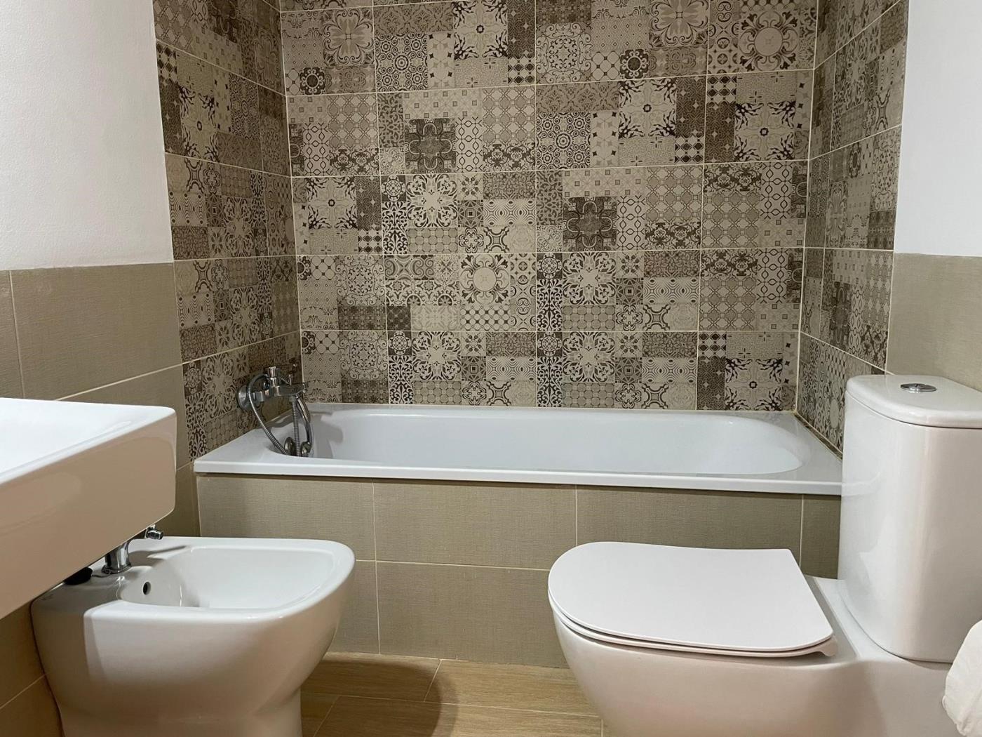 image Estupenda unifamiliar de 3 dorm + 2 baños a estrenar- 6 pax 10