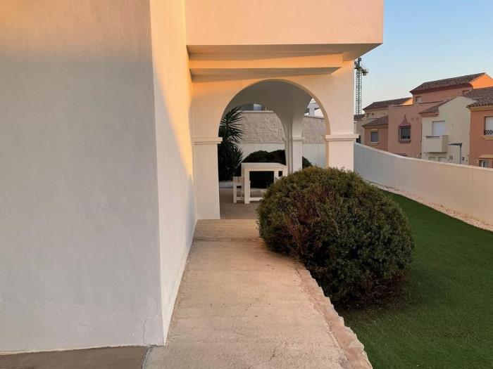 image Estupenda unifamiliar de 3 dorm + 2 baños a estrenar- 6 pax 12