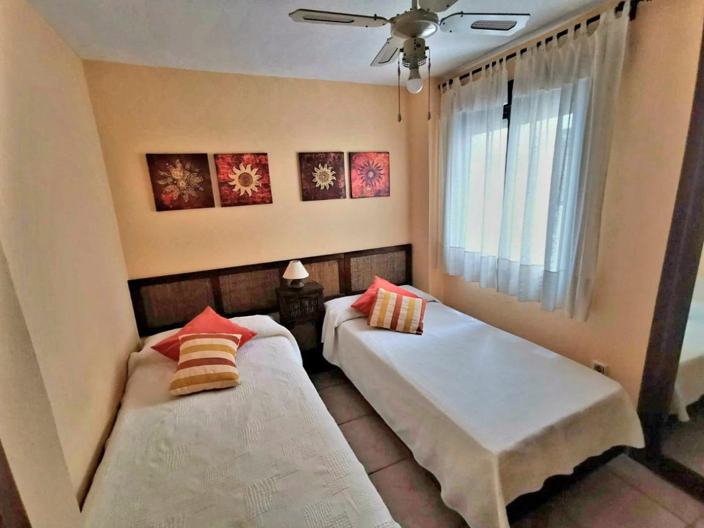 image Amplio apartamento en Urb. Jardines de Zahara- 6 Pax 9