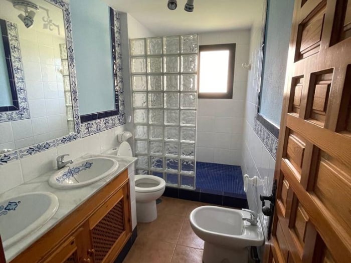 image Oceanfront apartment with 3 bedrooms and 2 bathrooms 11