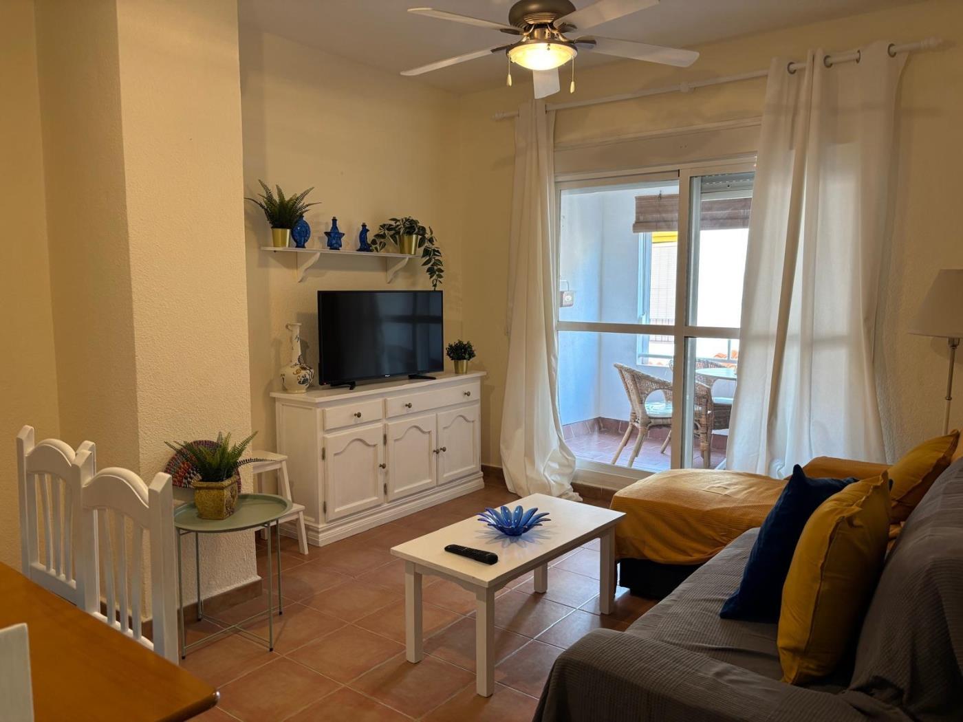 image Apartamento de 1 dormitorio con piscina en el pueblo de Zahara 0