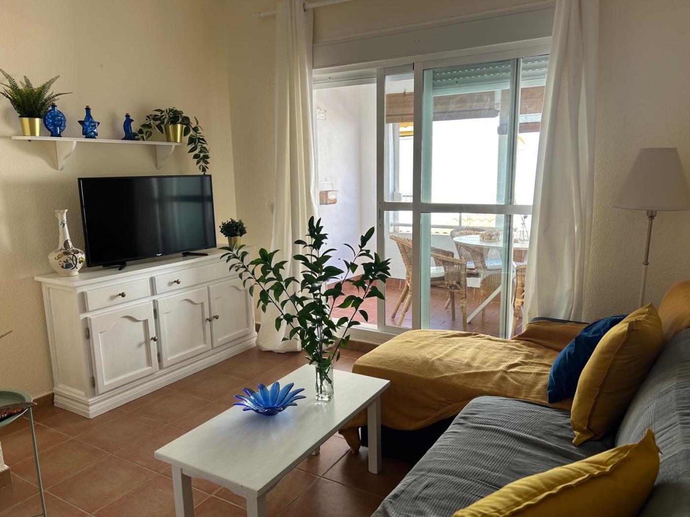 image Apartamento de 1 dormitorio con piscina en el pueblo de Zahara 2