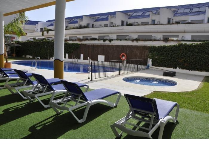 image Ático en el pueblo de 2 dormitorios con piscina y garaje- 14