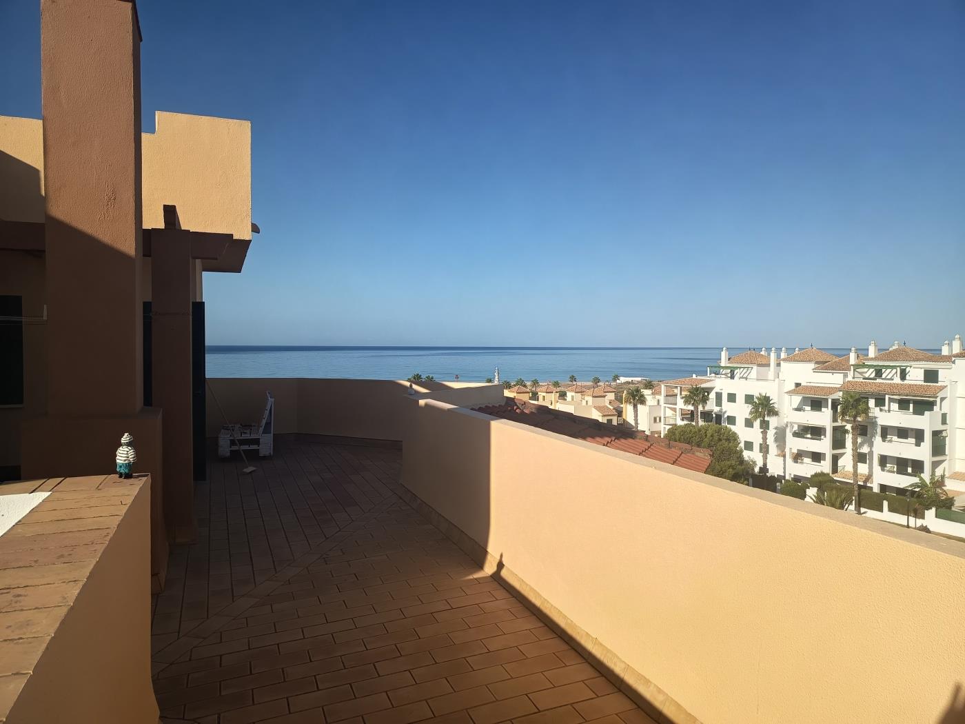 image Bonito ático con vistas directas al mar- Urb. Mar de Plata 25