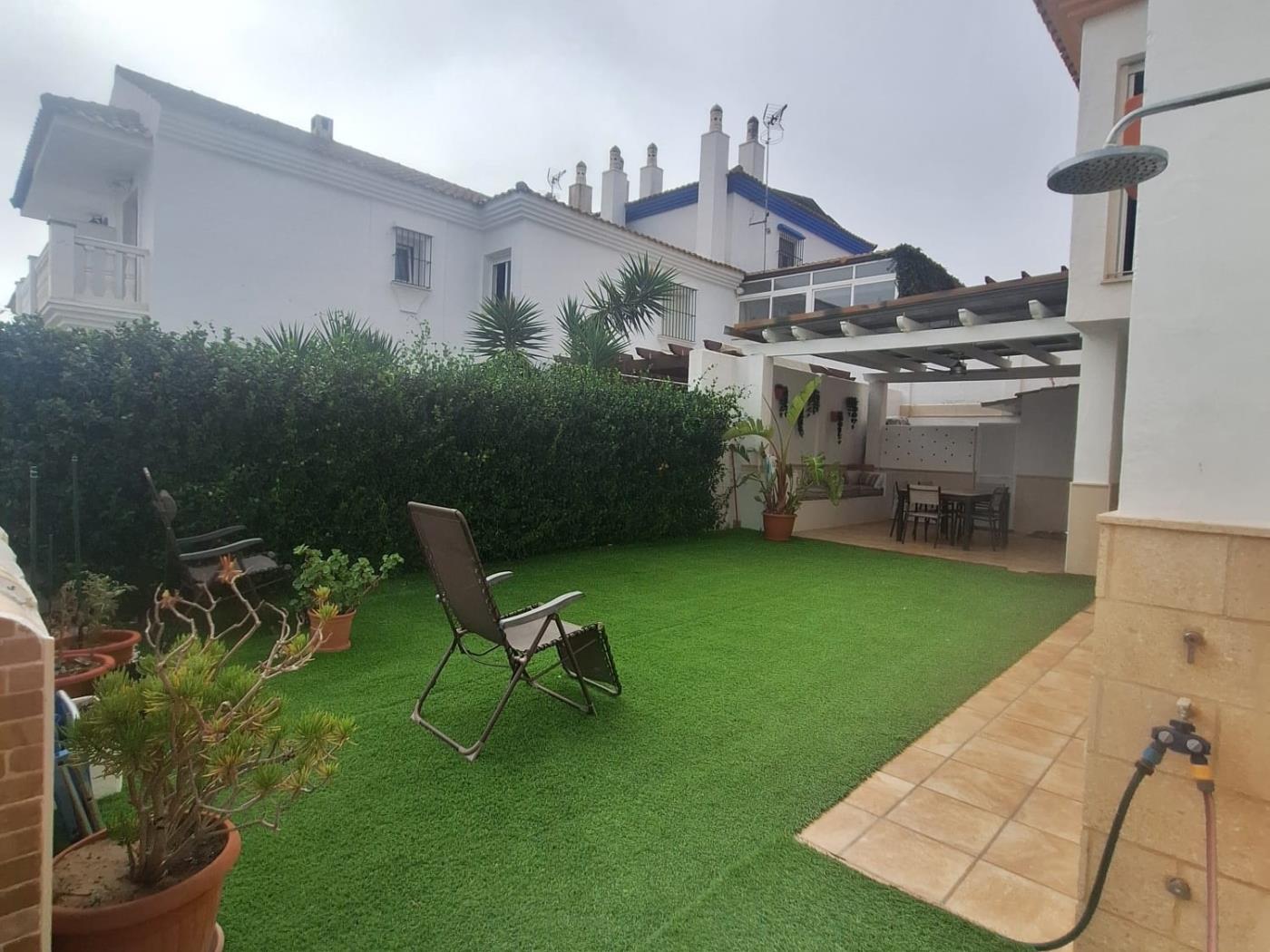 image FANTÁSTICA CASA ADOSADA EN LA TAHONA DE 3 DORMITORIOS + 2 BAÑOS. 0