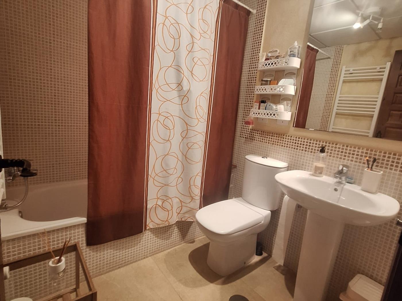 image FANTÁSTICA CASA ADOSADA EN LA TAHONA DE 3 DORMITORIOS + 2 BAÑOS. 19