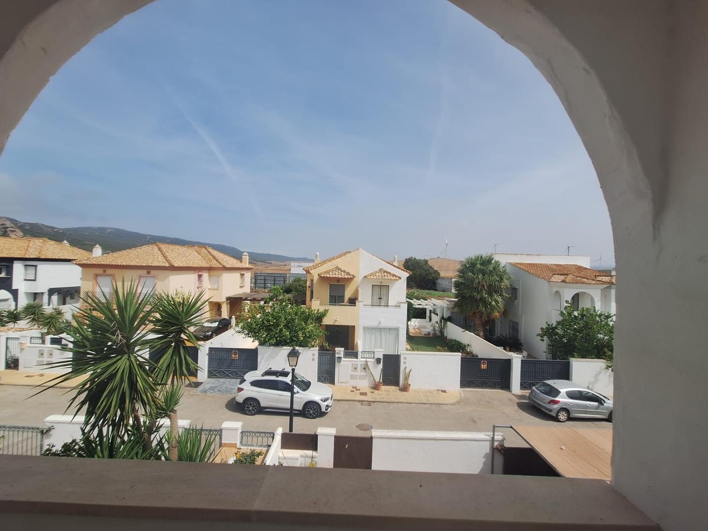 image FANTÁSTICA CASA ADOSADA EN LA TAHONA DE 3 DORMITORIOS + 2 BAÑOS. 1