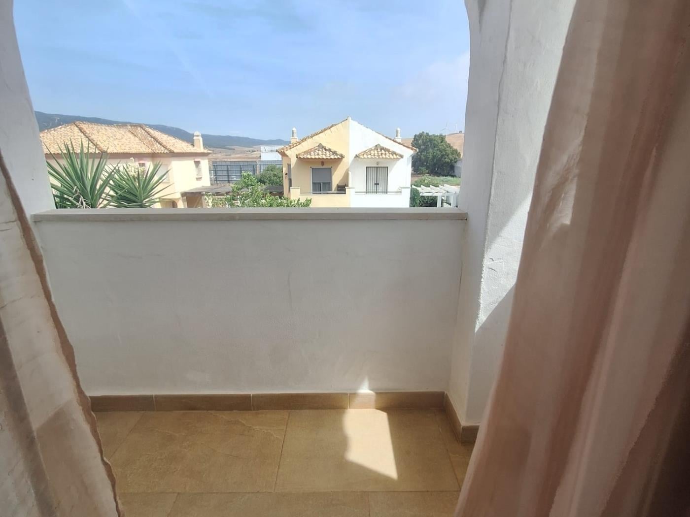 image FANTÁSTICA CASA ADOSADA EN LA TAHONA DE 3 DORMITORIOS + 2 BAÑOS. 2